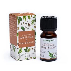 Aromafume natuurlijke witte salie & frankincense essentiële olie mix voor aromadiffusie. Deze esentiële olie melange biedt alle voordelen van smudging, maar dan zonder de rook. Laat een aangenaam aroma achter, waardoor de ruimte weer rustig en fris aanvoelt. Geurkenmerken: zuiverend, houtachtig, balsamisch. Verpakt per 3 stuks, genoemde prijs is per stuk. Productkenmerken Natuurlijke etherische olie voor aroma diffusie Met IFRA-conforme aromatische ingrediënten Glazen flesje van 10 ml Houdbaarheid na opening: ± 2 jaar Op een koele en donkere plaats bewaren Buiten bereik van kinderen en huisdieren houden Gebruiken in een goed geventileerde ruimte Aromafume - natuurlijke geurproducten Aromafume is een familiebedrijf dat de eeuwenoude kunst van het maken van natuurlijke geurproducten combineert met aroma's die geschikt zijn voor onze moderne tijd. India is de bakermat van vele specerijen, kruiden en harsen en heeft een lange traditie in het maken van geurproducten zoals wierook en parfums. Daarnaast kent India een rijke Ayurvedische traditie waar uitgebreide kennis aanwezig is over de helende werking van allerlei kruiden, bloemen en planten. De verwevenheid tussen de specerijenhandel en de Ayurvedische principes resulteerde in een uitwisseling van kennis en de ontwikkeling van vele mooie geurproducten.