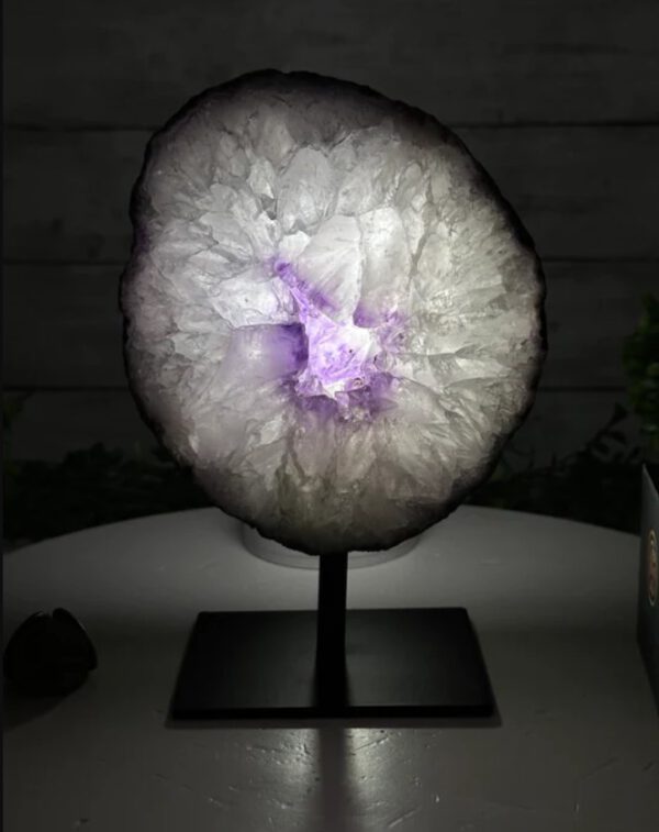 Amethyst kristal slice op standaard