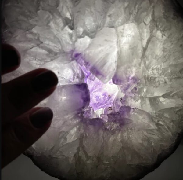 Amethyst kristal slice op standaard