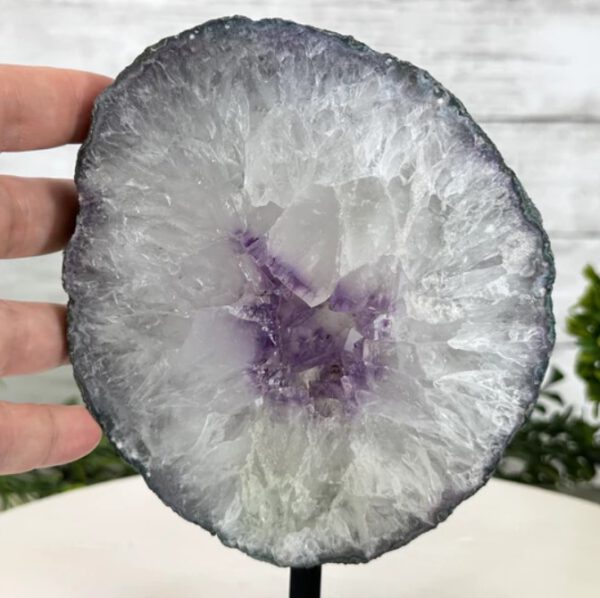 Amethyst kristal slice op standaard