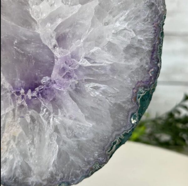 Amethyst kristal slice op standaard