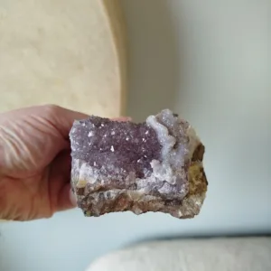 Een amethistcluster gebrand met chalcedoon