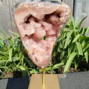 Roze amethist cluster op standaard