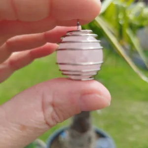 Rozenkwarts edelsteenbol (20mm) met kooihanger